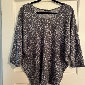 Kim & Cami Gray Animal Print Long Sleeve Top